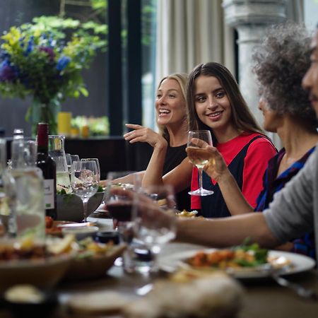 Voco Orchard Singapore By Ihg المظهر الخارجي الصورة A dinner party